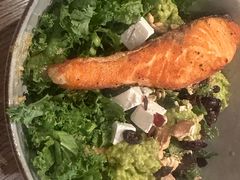 煎三文鱼牛油果色拉-Wagas沃歌斯(大学路店)