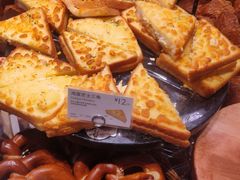 鸡蛋芝士三角-巴黎贝甜(大宁国际商业广场店)