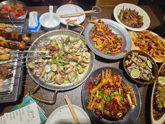 -曼听小寨海鲜烧烤·大连辣炒大王(盖州街店)