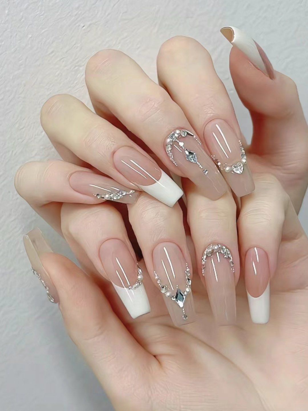 以下是一些粉色系甲片美甲款式推荐