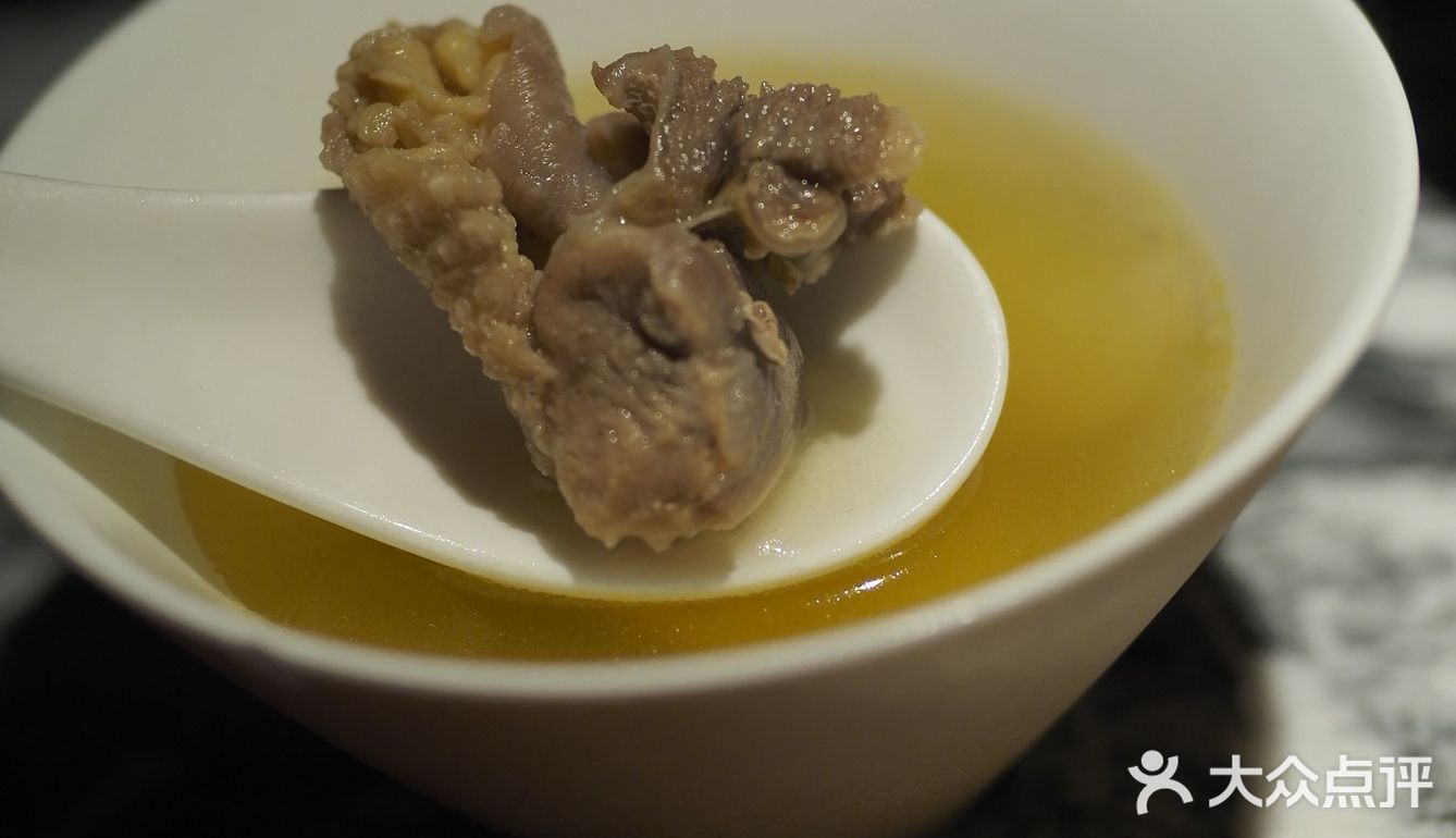 一边吃饭一边欣赏舞蹈，不香吗[胜利]