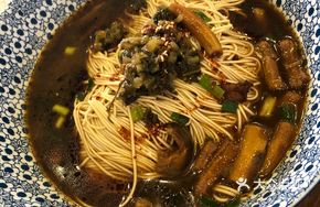 Scallion Stir-Fried Eel Noodles