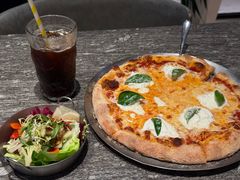 番茄罗勒水牛芝士披萨-SHADOWS•Bistro&Eatery(安福路店)