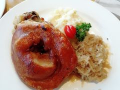 烤猪肘配酸菜土豆泥-兰特伯爵西餐厅·啤酒屋(方庄店)