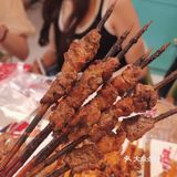 单吃我都觉得好吃 然后里面包上一串羊肉串