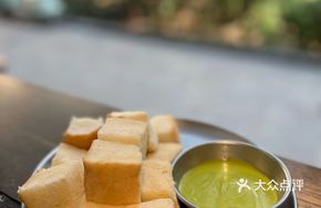 Bamboo Leaf Sauce with Steamed Bread
