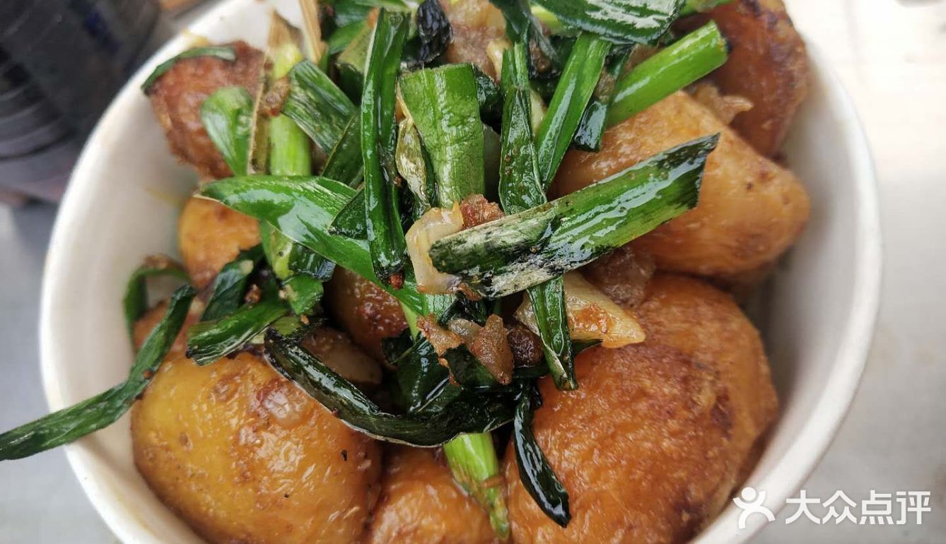 大多都是麻辣烫，手抓饼炸鸡，凉皮凉面的小车