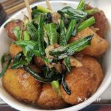 大多都是麻辣烫，手抓饼炸鸡，凉皮凉面的小车