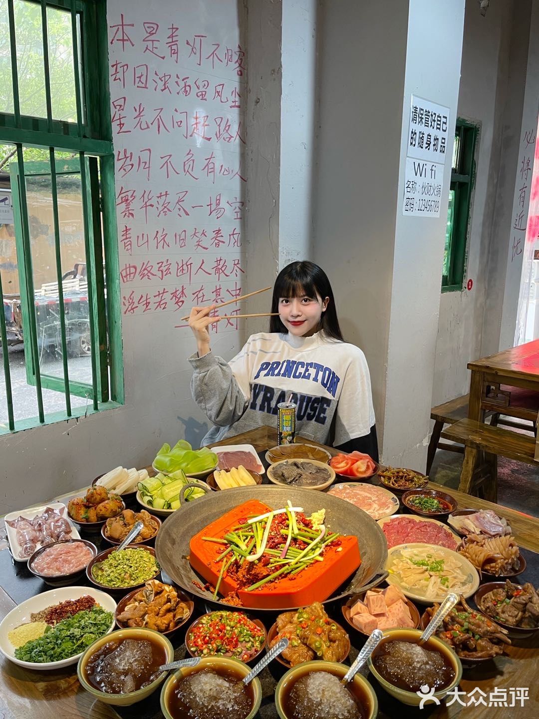 重庆居民楼下的市井老火锅🔥肥肠三吃‼️