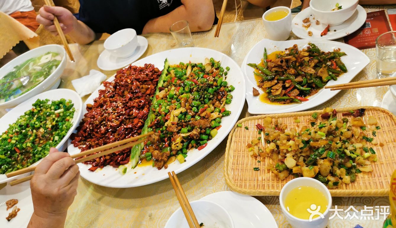 一边吃辣子鸡一边是兔!辣子鸡就是煸的很干,然后吃起很想