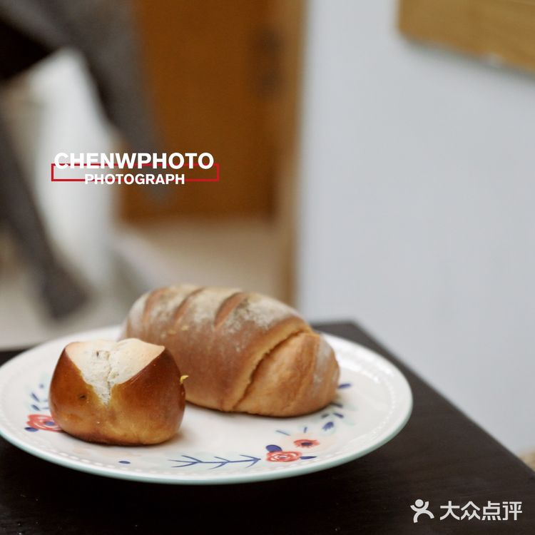 开在住宅区的网红甜品店：网红甜品面包到底如何？