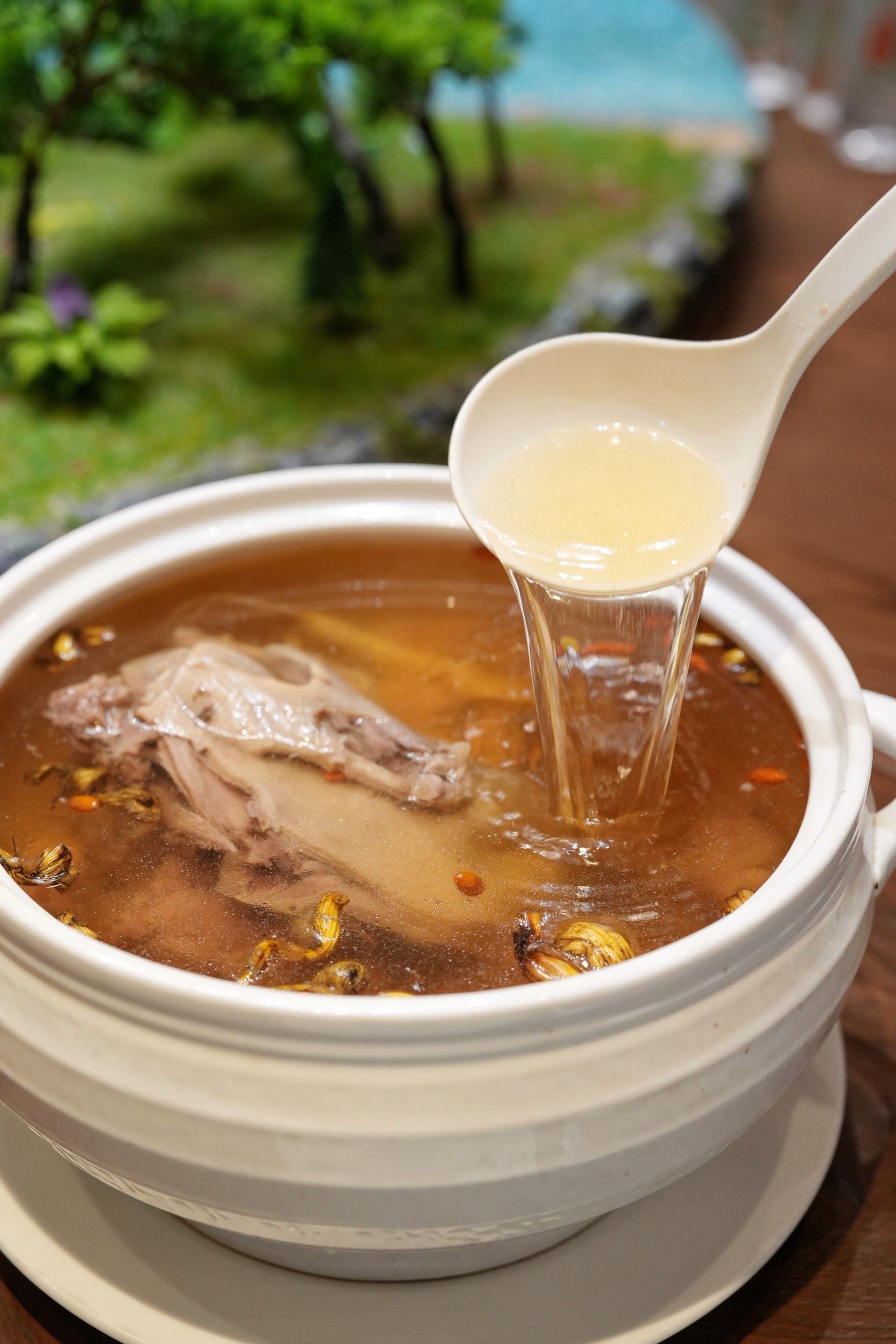 这家粤菜餐厅太豪横了,包厢可以唱k还可以玩高尔夫