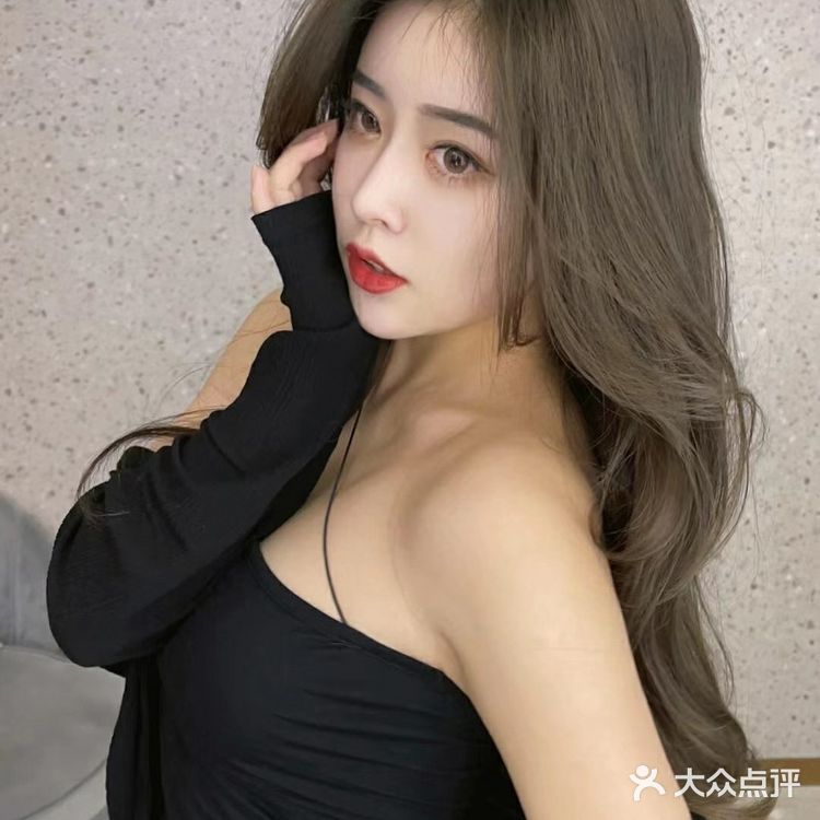 进去就有小姐姐接待,坐在沙发上问你今天要做啥子