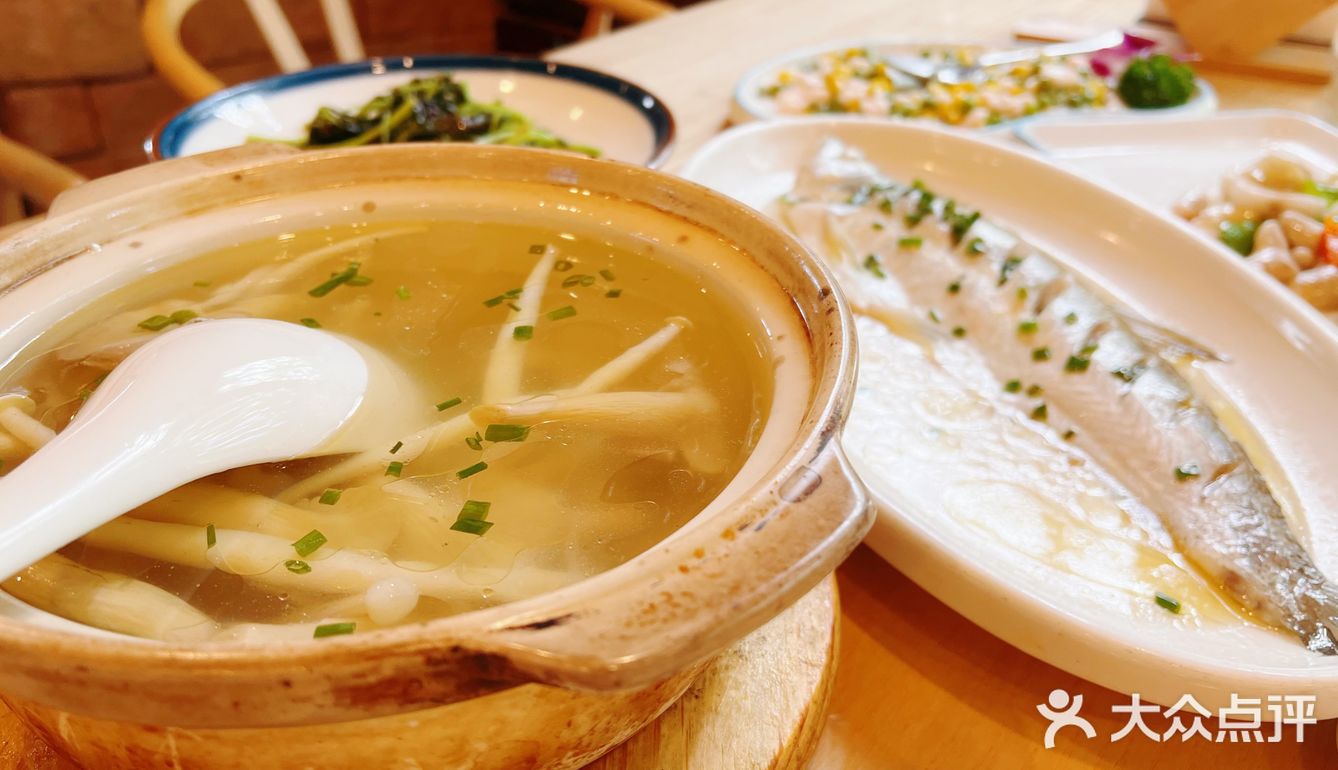 5菜1汤1份主食3个女孩正好，还送了我们一碟桂花糕