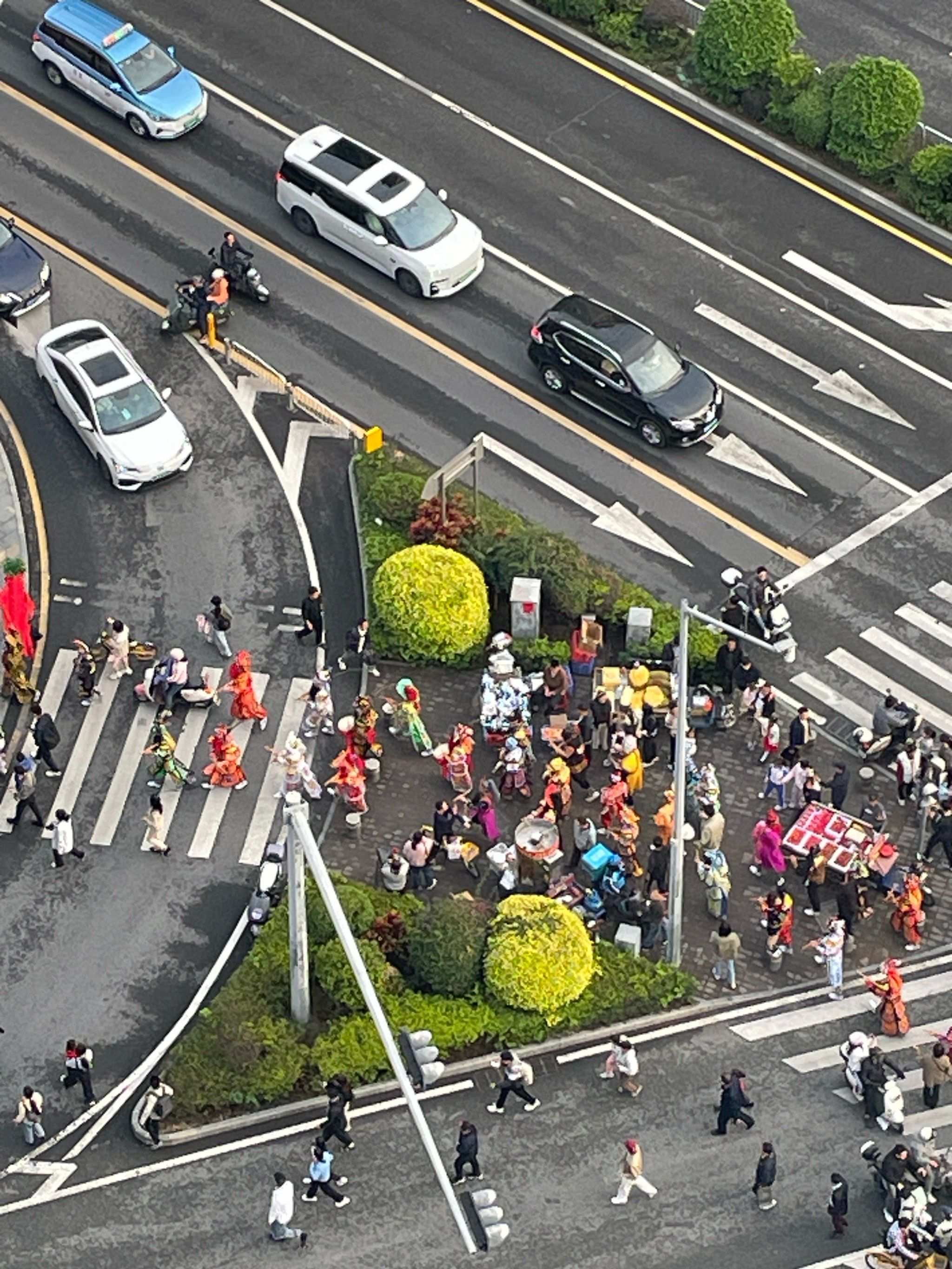 0元玩转这座城 拥堵的十字路口,是人来人往的见证,总会有那么一瞬间