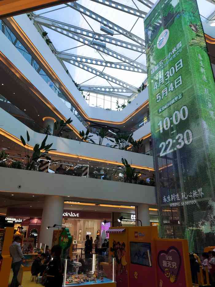 momopark购物中心-"去年9月的大白兔展览.自从吉祥村开了mo.