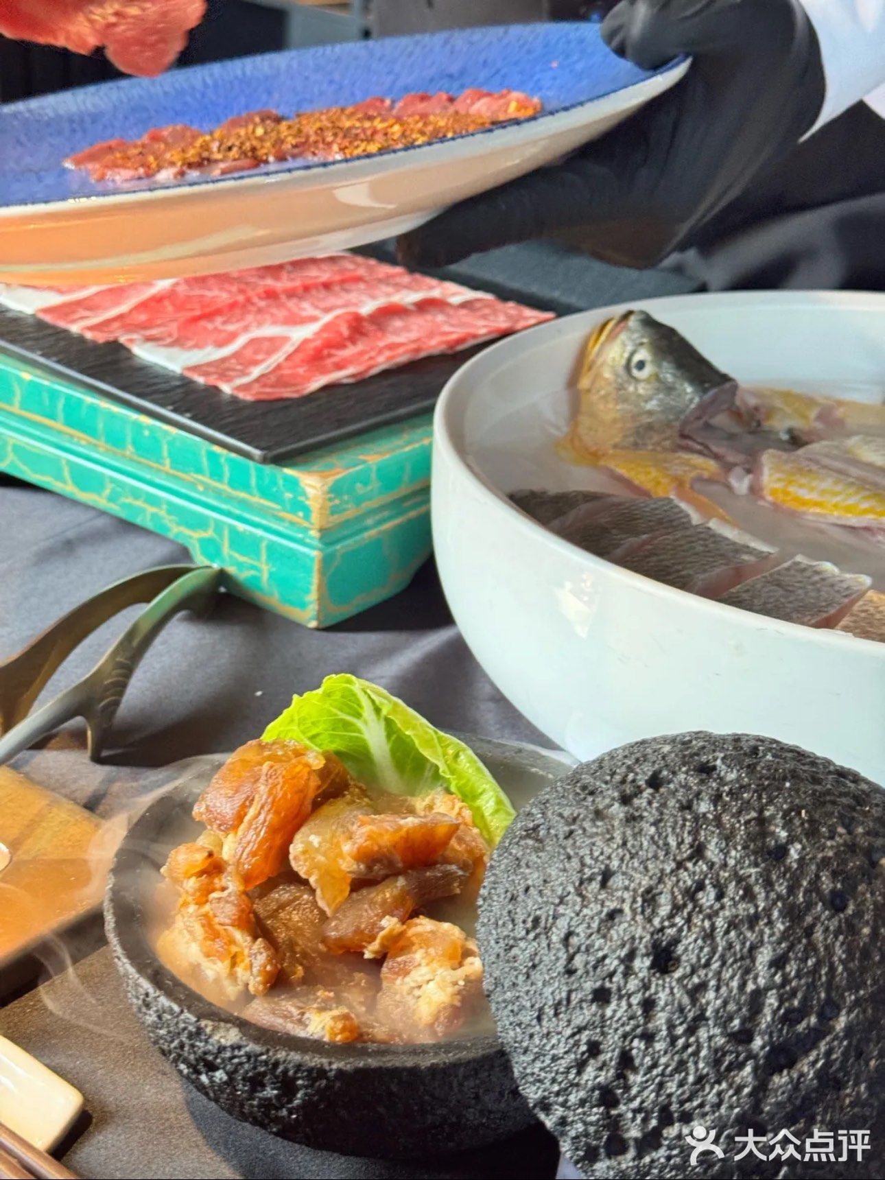 招牌牛油锅底一端上来，红亮的牛油块看着就超带劲