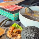 招牌牛油锅底一端上来，红亮的牛油块看着就超带劲