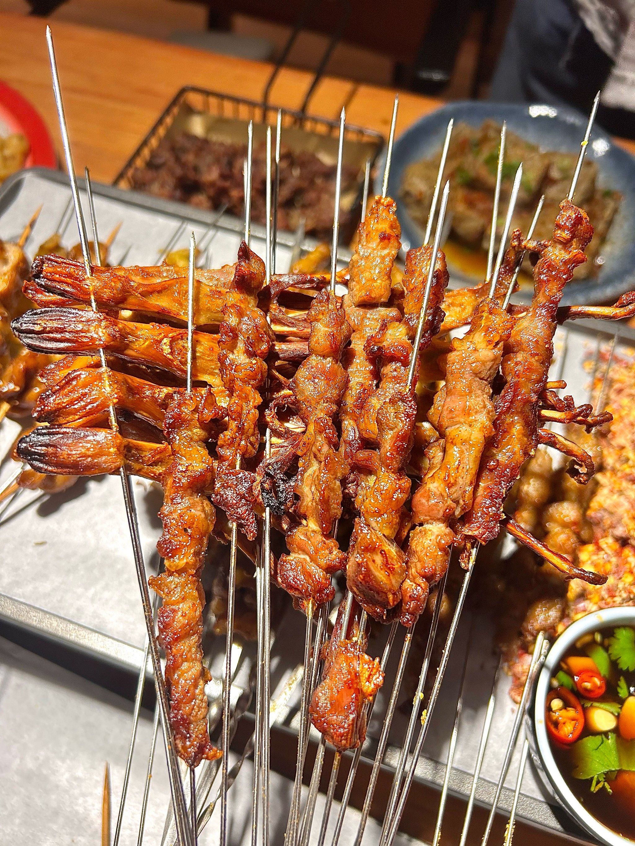 哈尔滨这家烧烤天天都得排队!太好吃了