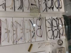 -美式眼镜·授权蔡司.依视路.尼康.豪雅.明月(人民广场店)