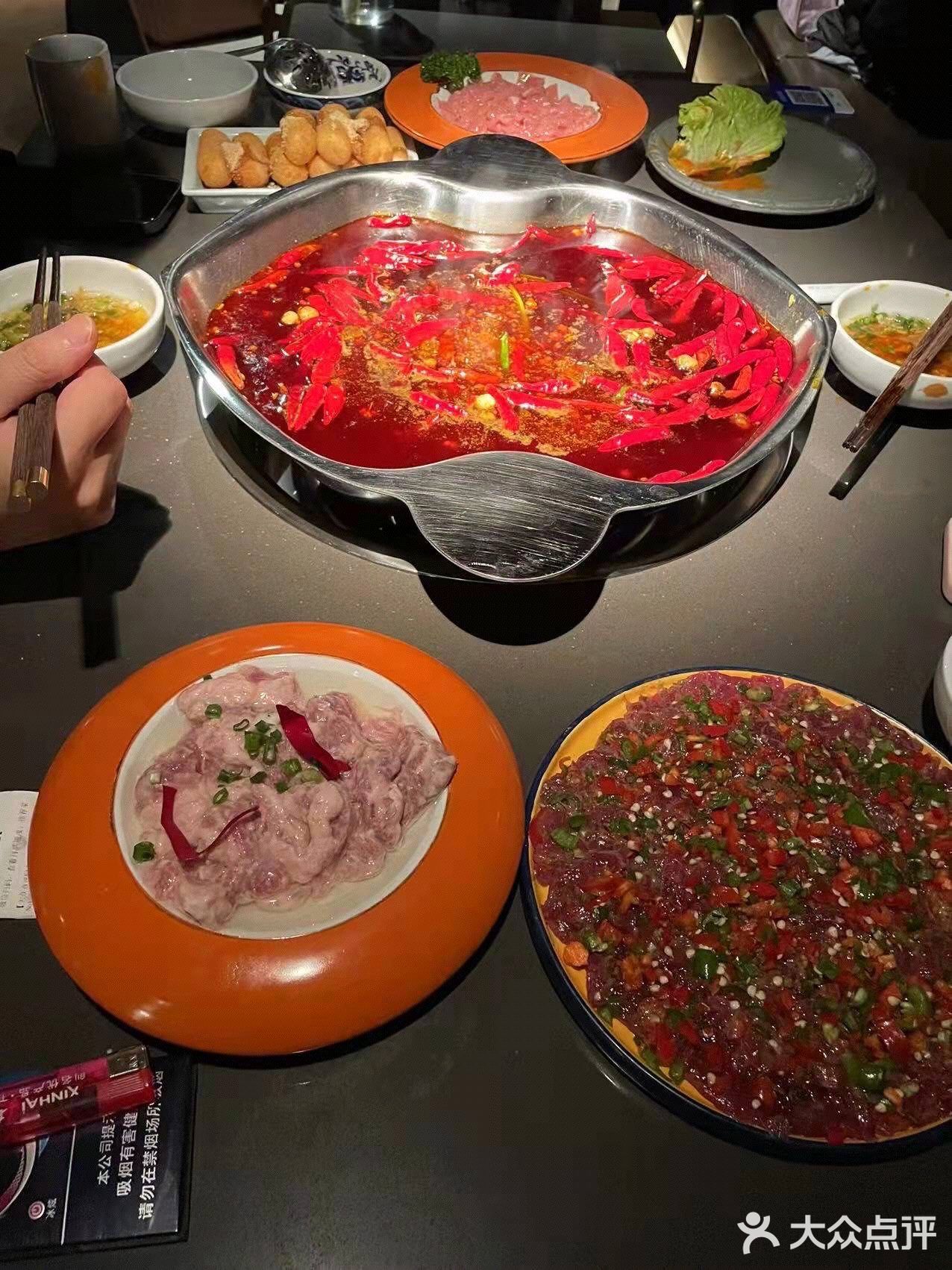 有一个是用梳校盒装的菜，简直刷新认知