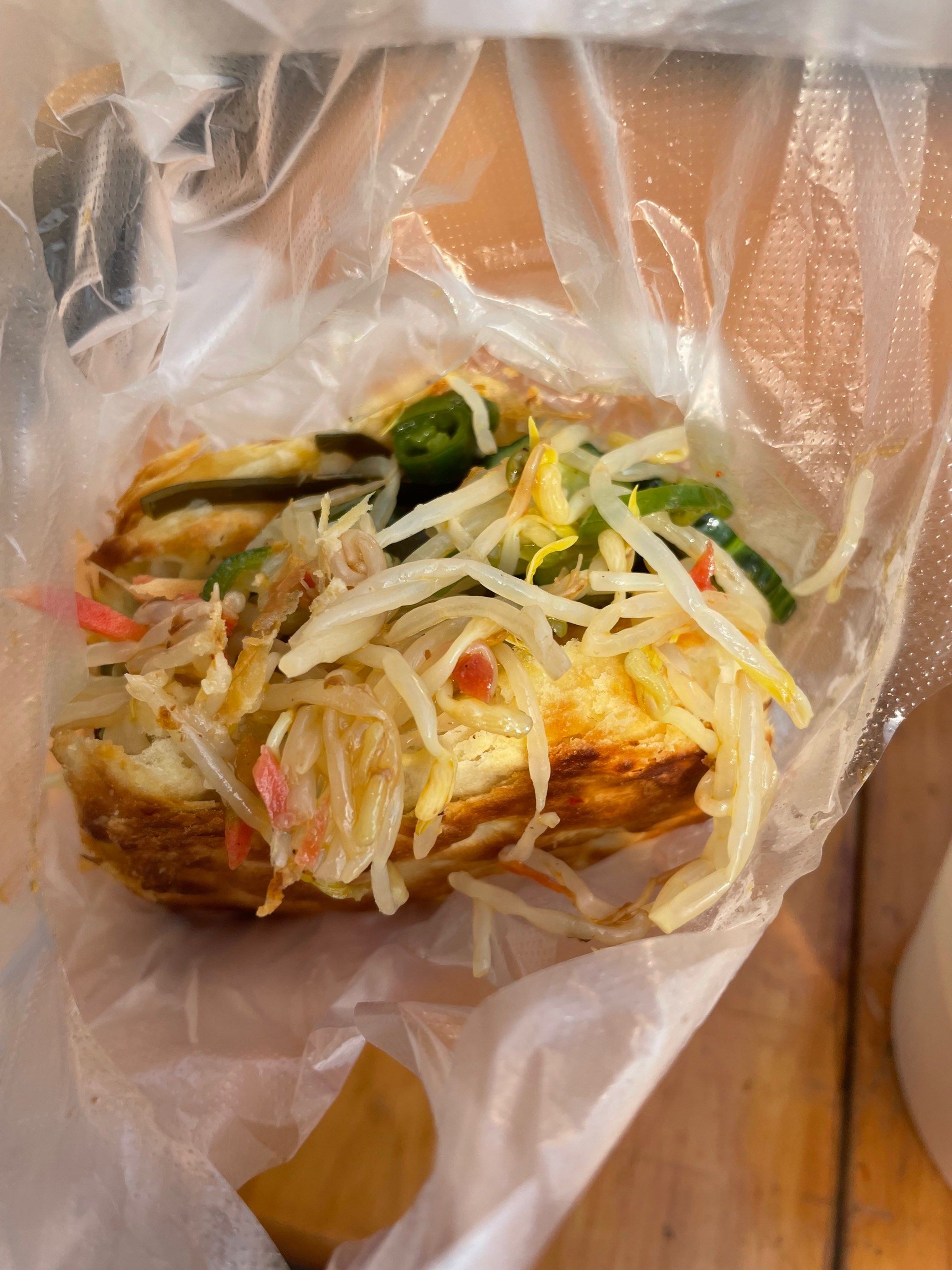 这个摊摊也太美味了
马上想有2个胃
这个菜夹馍的饼是现烤的
有