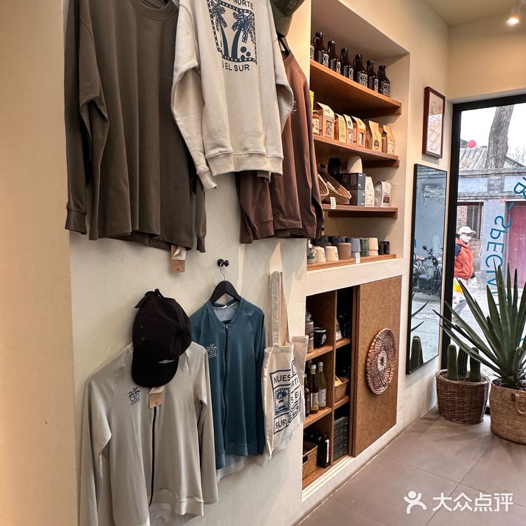 找到了胡同里空间很大的咖啡馆！木质风还有猫！