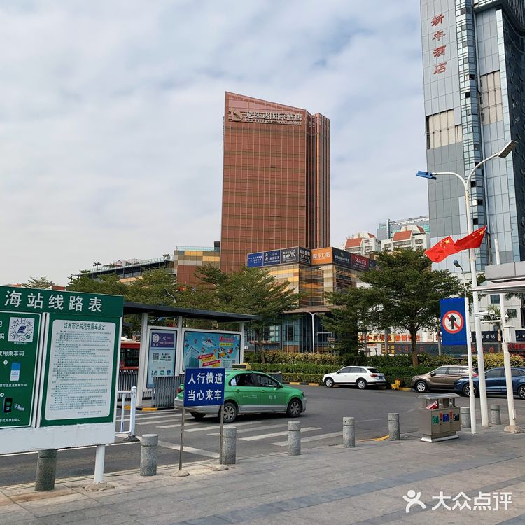 冰簟银床梦不成，碧天如水夜云轻