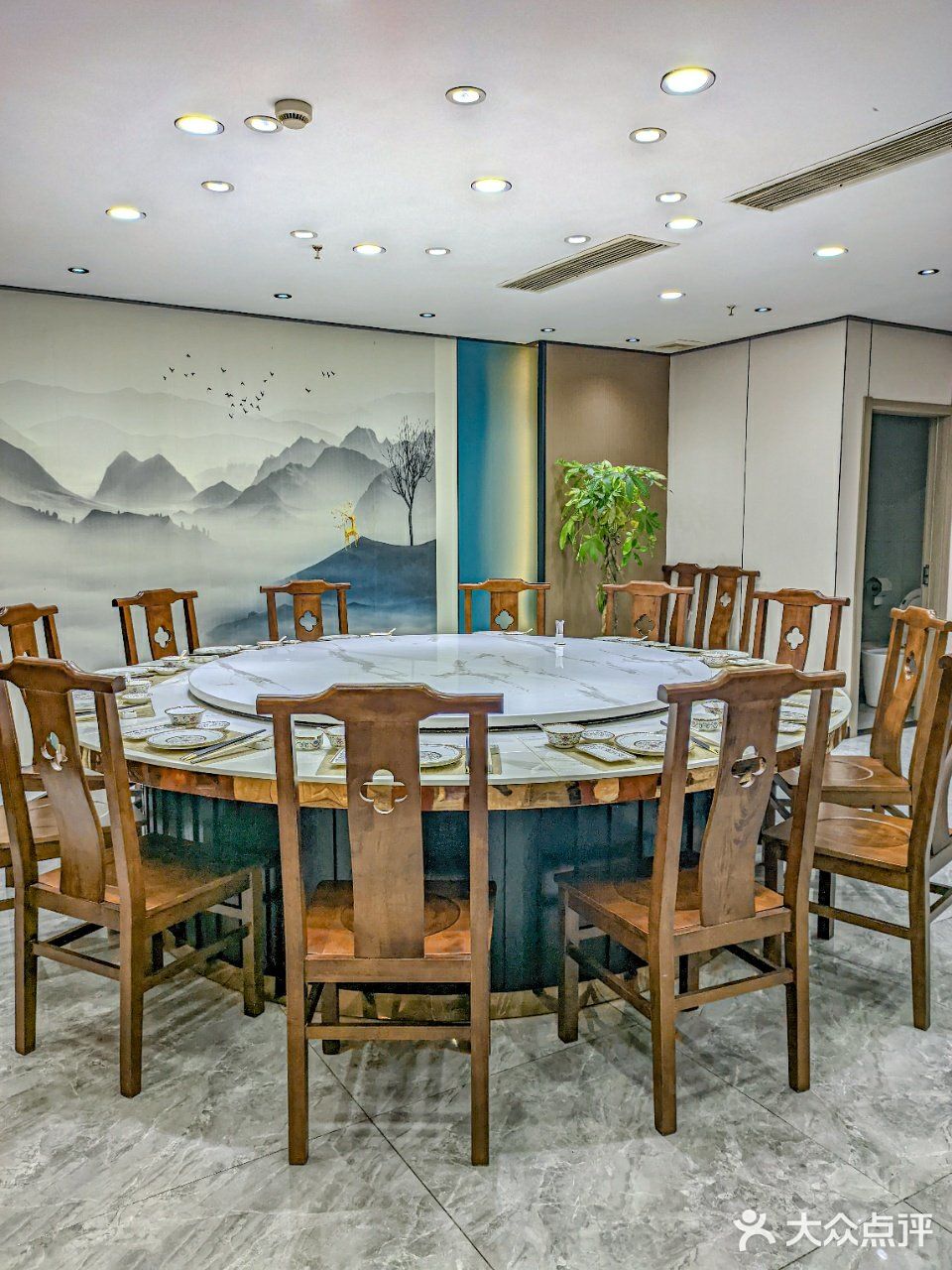 聚餐来这｜烤全羊给我香迷糊了外酥里嫩