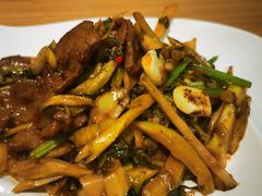 自制酸菜炒牛肉-宏记广东客家菜(丰汇店)