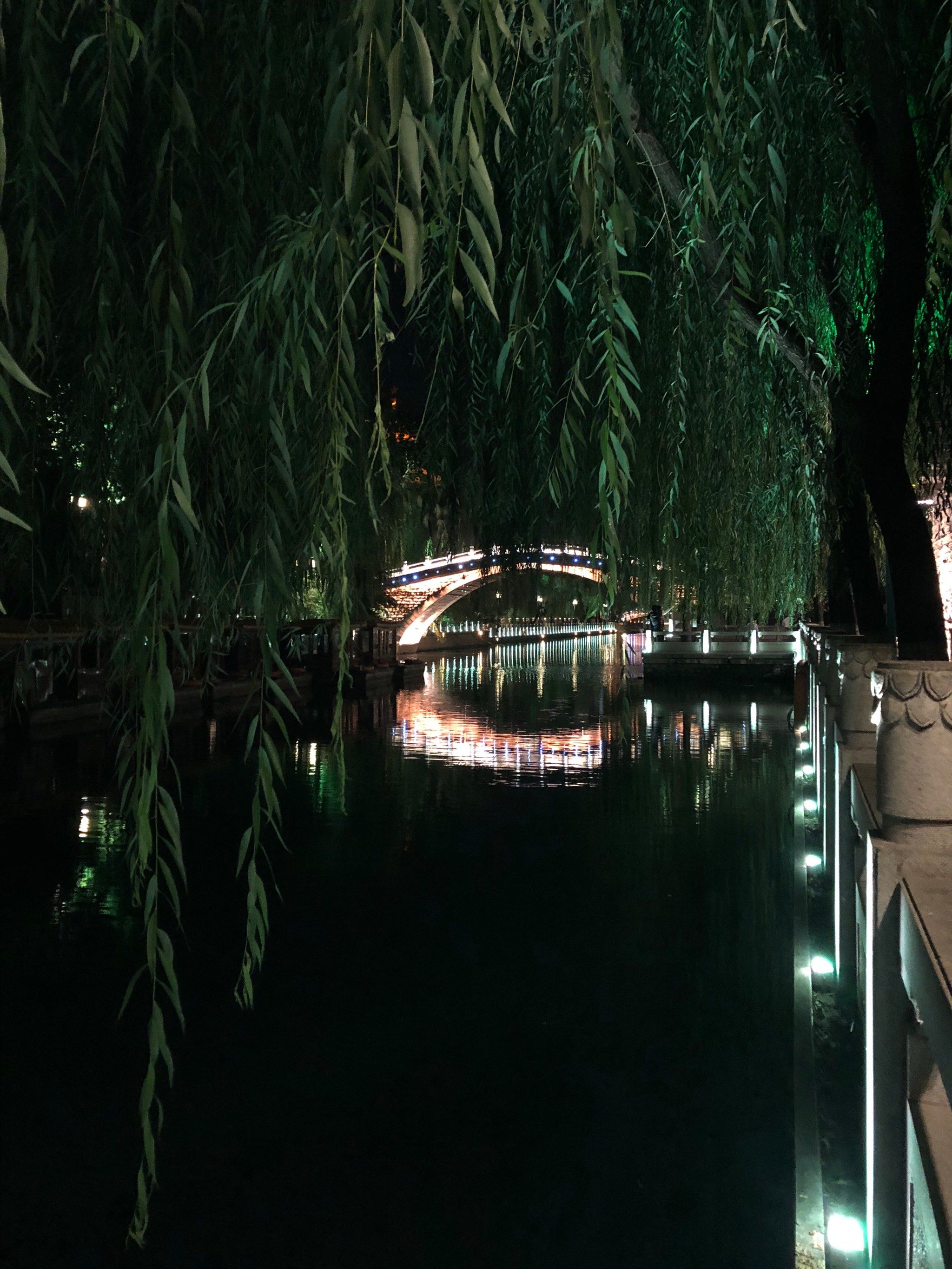 护城河的夜晚幽静,雅致