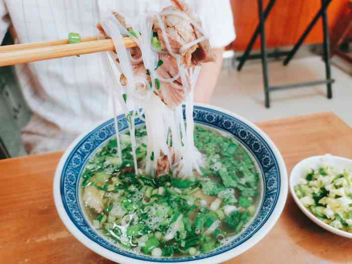 大荔水盆羊肉(桃园西路店)-"和朋友一起来的,门口路上可以停车,没有收