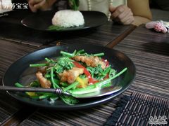 炸猪肉炒蔬菜-Ruen Urai
