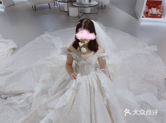 今天和姐妹来一家婚纱店试穿婚纱，拍了好多超美的照片