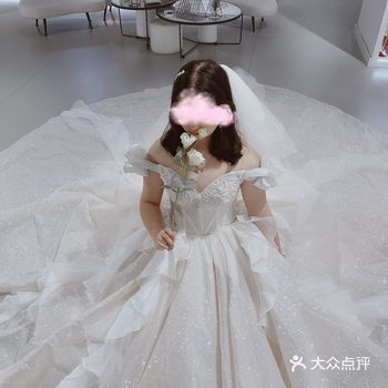 今天和姐妹来一家婚纱店试穿婚纱，拍了好多超美的照片