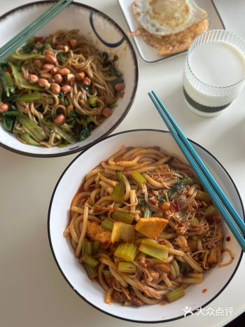 一顿午饭两种粉，太太太爽了，爆辣的调料我还是加了一把