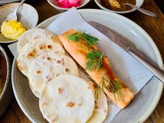 烟熏三文鱼配烤饺子皮和芥末籽酱-BOR Eatery(安福路店)