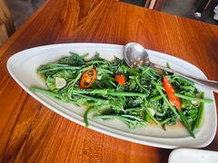 -Chom Cafe and Restaurant