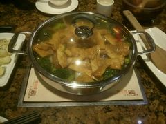 焖中的巴沙鱼38+杏鲍菇28+西兰花28-黄记煌三汁焖锅(凯德广场店)