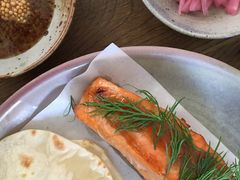 烟熏三文鱼配烤饺子皮和芥末籽酱-BOR Eatery(安福路店)