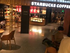 等位区-星巴克臻选(国贸商城首店)