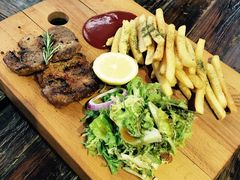 普罗旺斯炭烧烤猪排配薯条色拉-MIKAKU(万达广场上海宝山店)