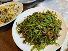 鲜豆角丝炒肉-姥姥家春饼店(八里庄店)