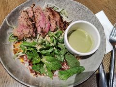 泰式煎牛肉泰碗配绿咖喱酱-Wagas沃歌斯(富力广场店)