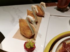 天鹅榴莲酥-领鲜天下·焗海鲜·花胶鸡(天目里店)