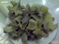 啃完的锅底中的羊脊骨和东北甜玉米的残骸~-东北大菜馆(延长路店)