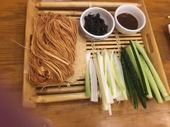 煎饼卷大葱-台儿庄一绝运河鱼馆枣庄辣子鸡(古城西门店)