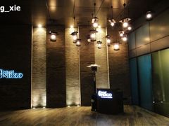 03夜色中门口盏盏煤油灯-上海外滩英迪格酒店