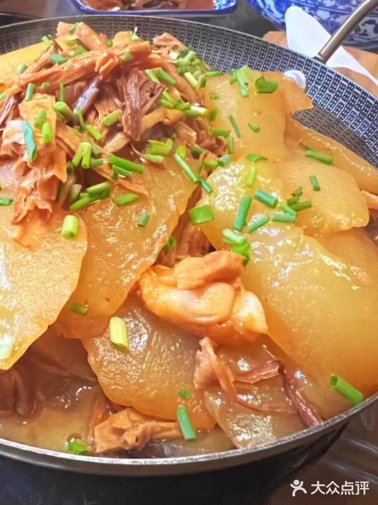 【黄山美食攻略】臭鳜鱼和蒜叶炒腊肉，呈坎村的味蕾盛宴！🍽🌿 