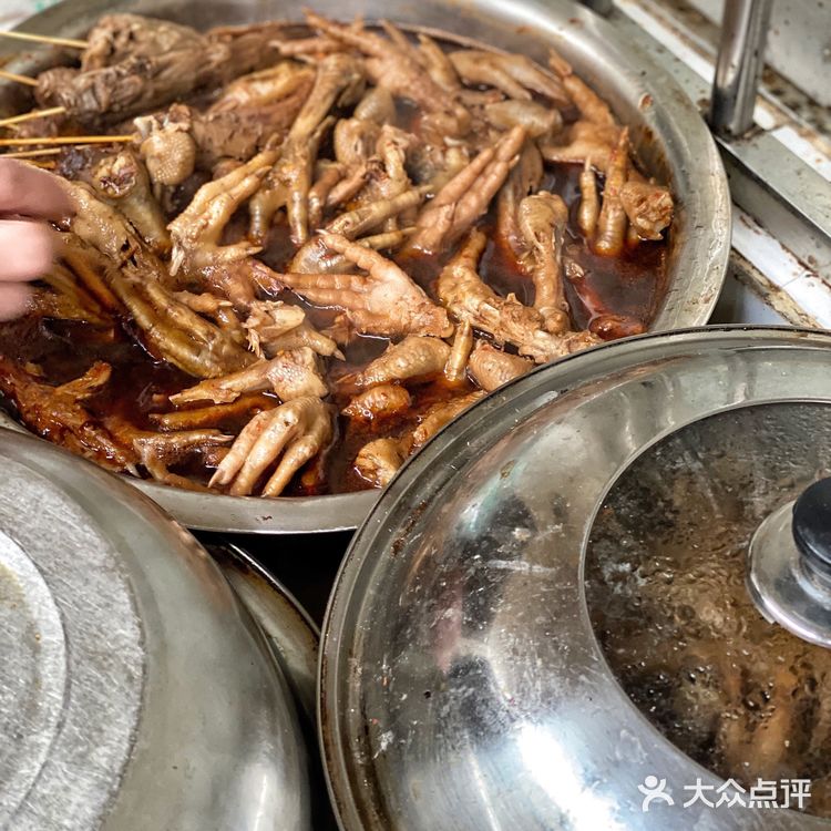 / 苏州 / 苏香记 / 坐在湖边吃卤味